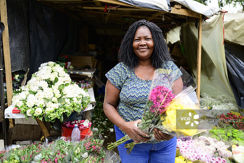 内罗毕花店店主户外肖像图片素材