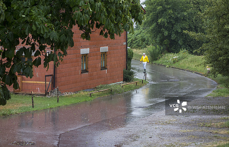 雨中的砖房图片素材