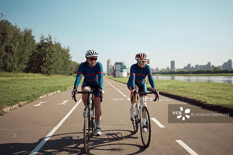 女性朋友在日出时进行户外自行车训练图片素材