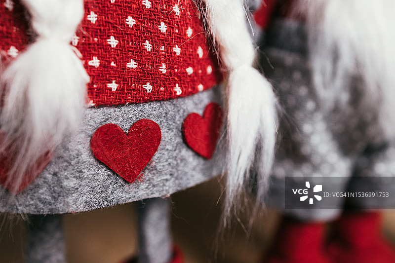 圣诞树旁的圣诞侏儒图片素材