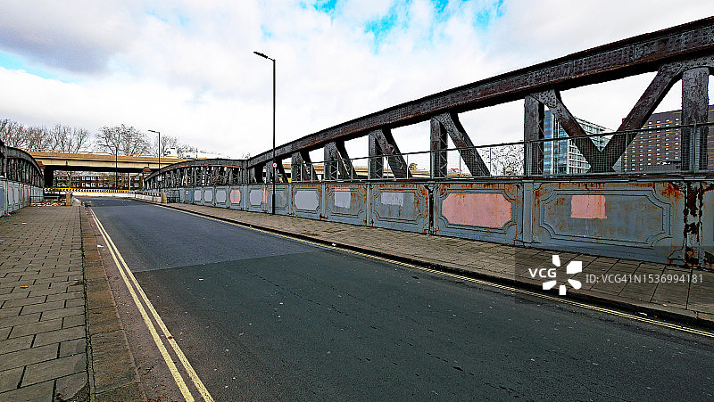 英国伦敦无汽车和行人的拉内拉格桥，多云的天空图片素材
