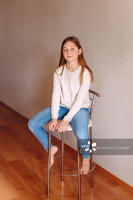 坐在高脚椅上的儿童图片素材