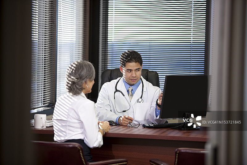 办公室里的年轻医疗专业人员图片素材