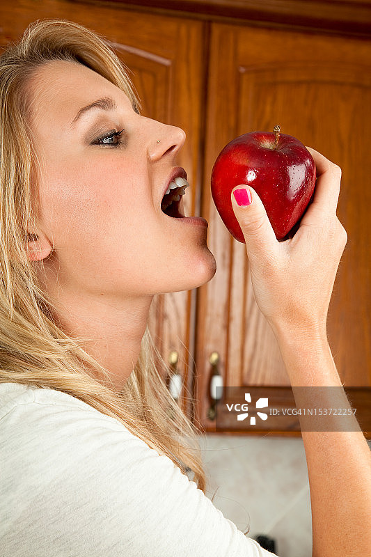 女人准备咬苹果图片素材
