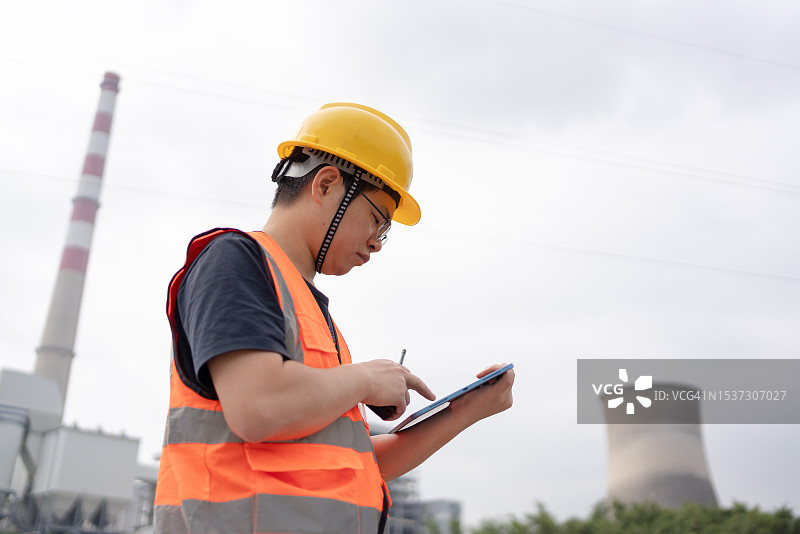 一名工程师正在检查和指导工厂图片素材