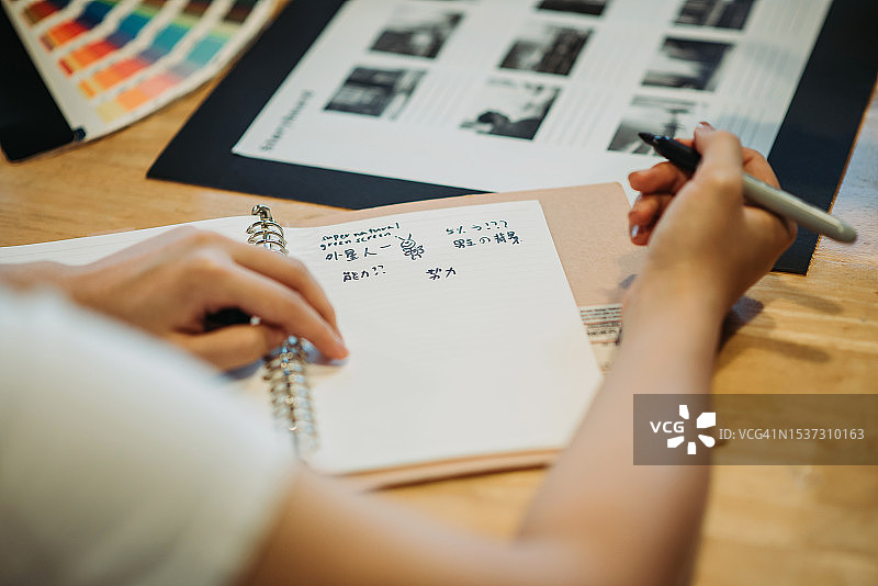 中国年轻女性在设计工作室会议上做笔记图片素材