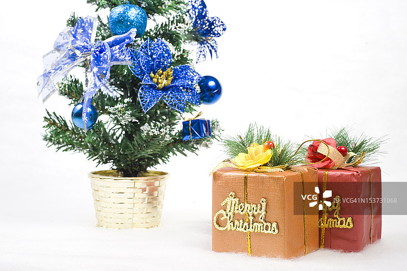 圣诞树前的礼品盒图片素材