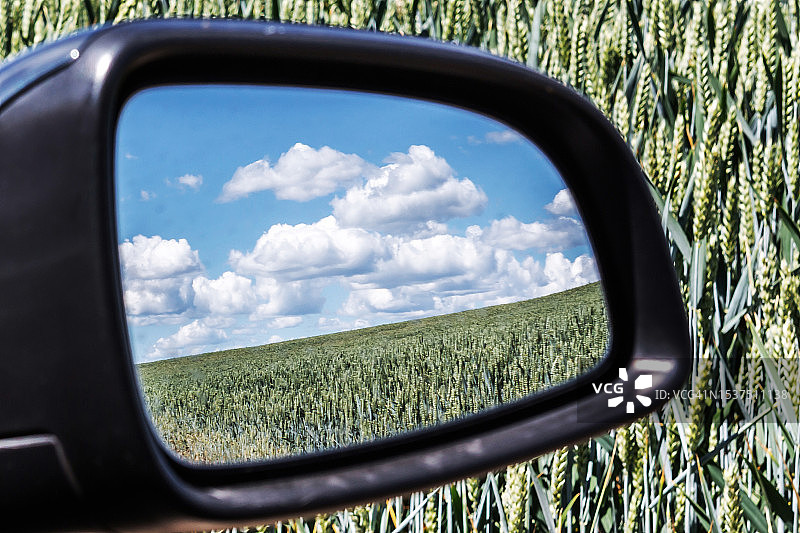 汽车后视镜中的麦田图片素材