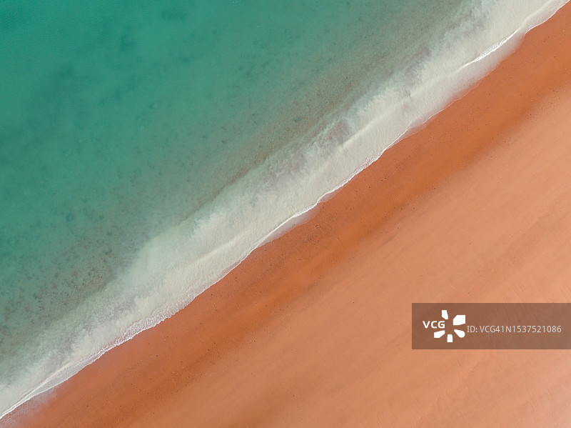 澳大利亚西澳大利亚州布鲁姆辛普森海滩平静海浪航拍图片素材