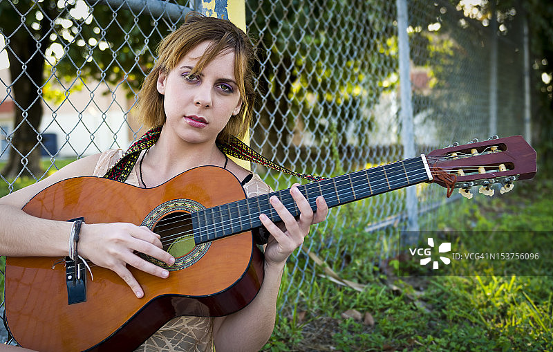 女人弹吉他图片素材