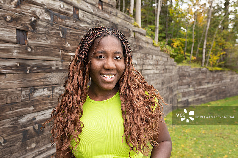 户外非裔美国女孩肖像图片素材