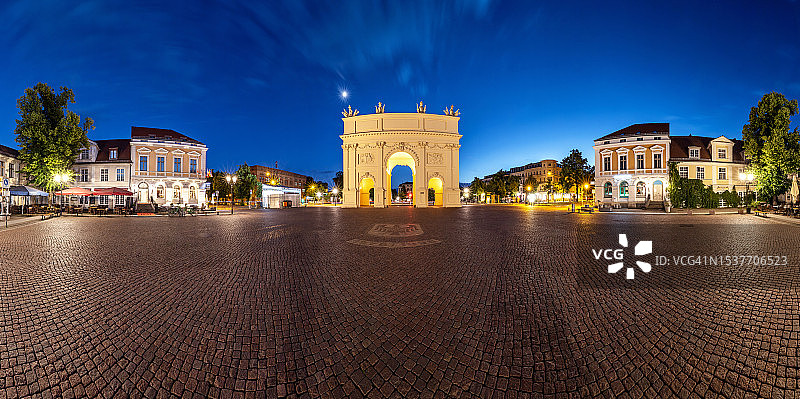 勃兰登堡门和路易森广场（波茨坦/勃兰登堡，德国）图片素材