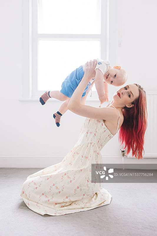 母亲和宝宝儿子在家图片素材