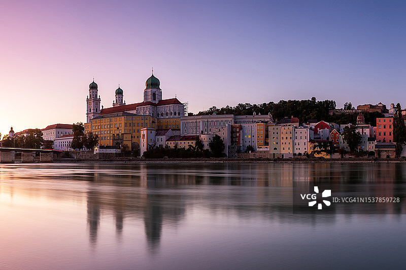 旅行目的地：帕绍老城，圣斯蒂芬大教堂（德国巴伐利亚）日落景色图片素材