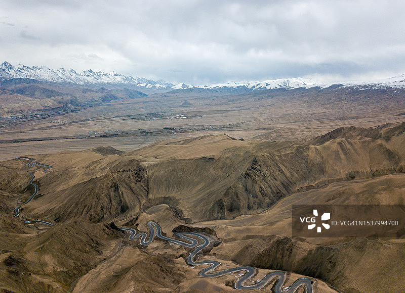 中国新疆帕米尔高原上的蜿蜒道路图片素材