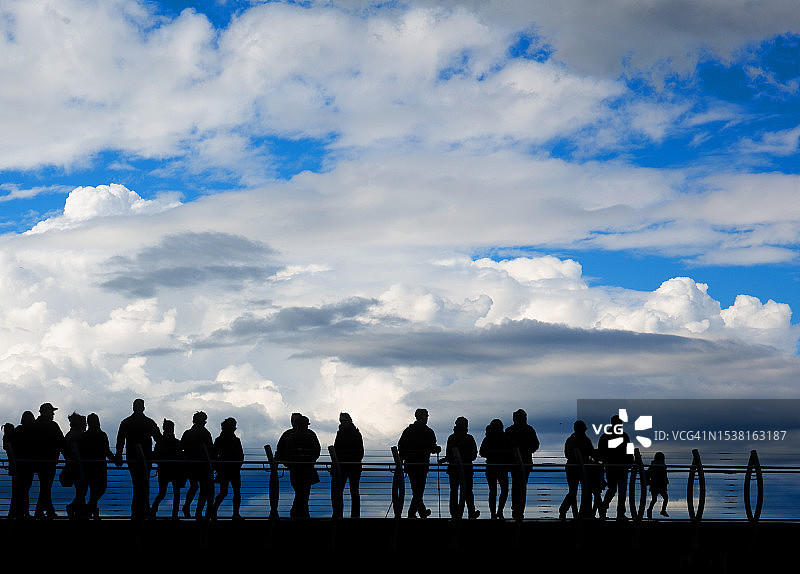 木板路上的行人图片素材