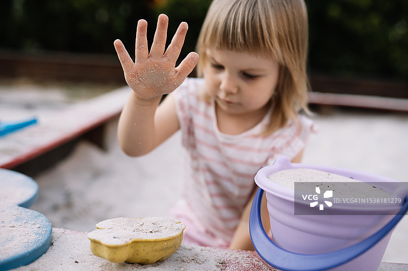 在沙箱里玩耍的儿童图片素材