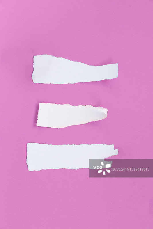 亮粉色背景上三条空白撕裂纸张图片素材