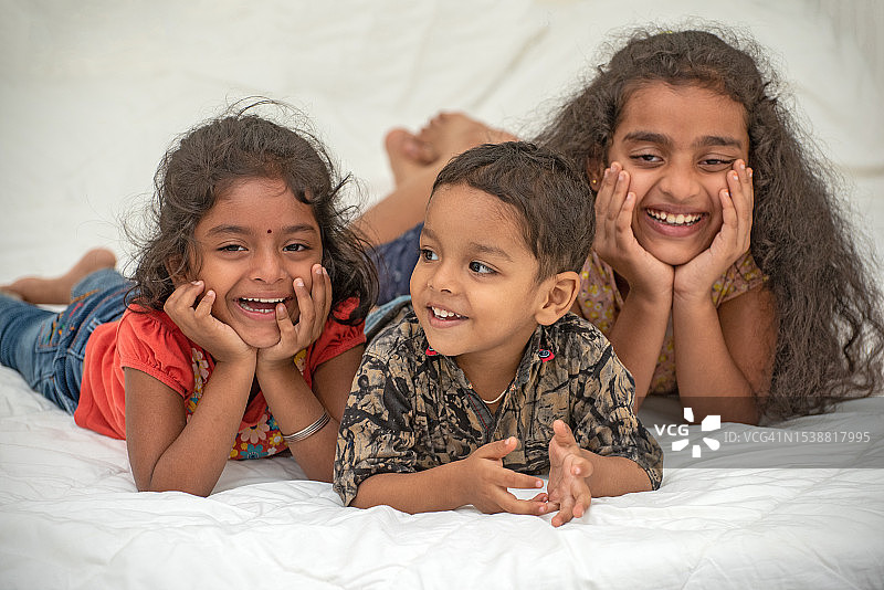 在家玩耍的儿童图片素材