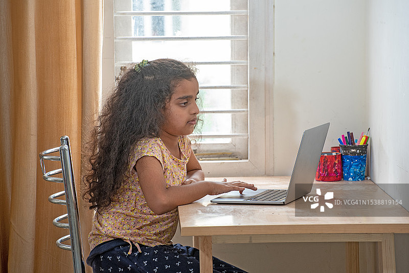 在家使用电脑的小学女生图片素材