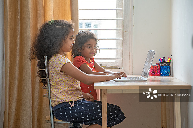 两个小学生在家使用电脑图片素材