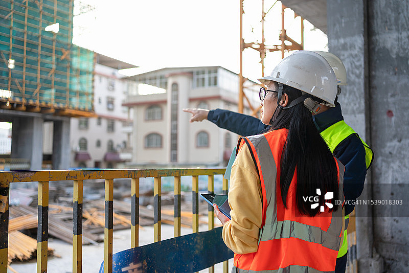 女工程师作为领导检查项目进展。图片素材