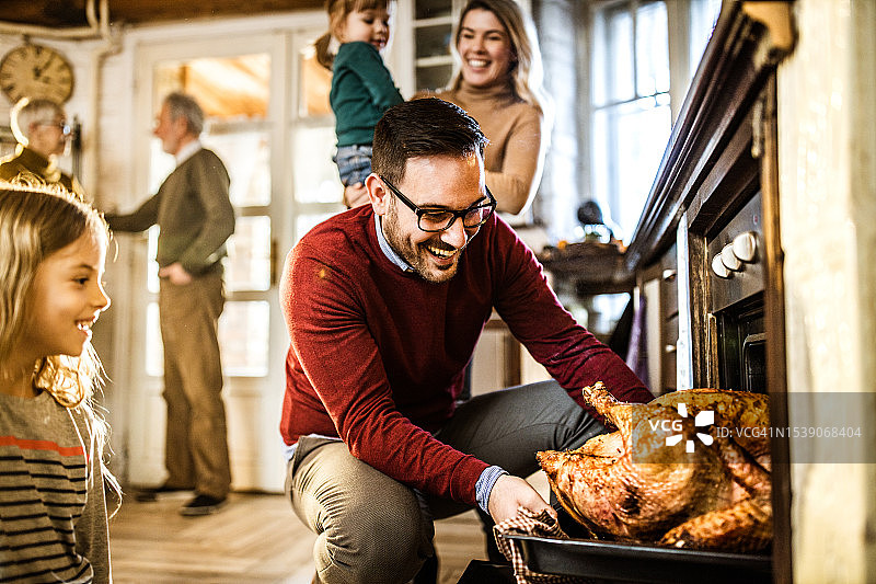 我觉得这只感恩节火鸡烤好了！图片素材