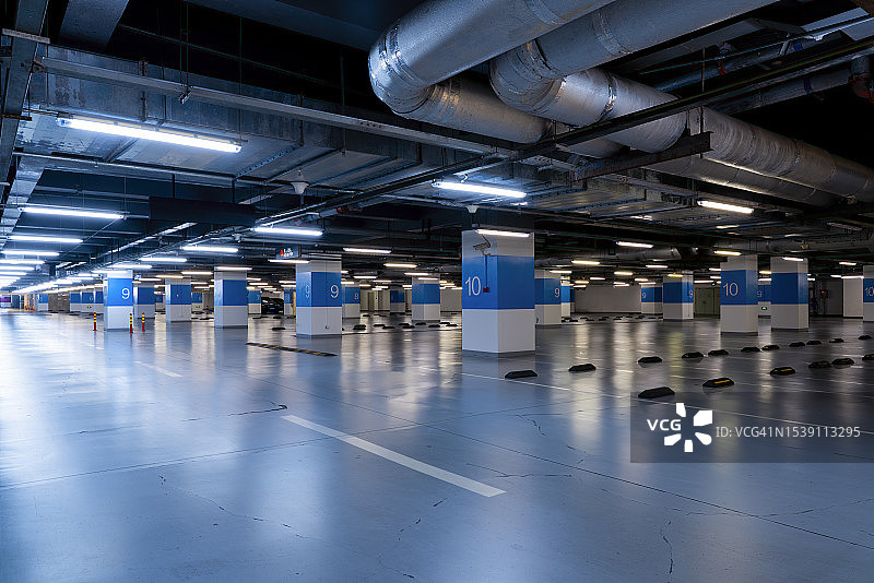 空的地下停车场图片素材