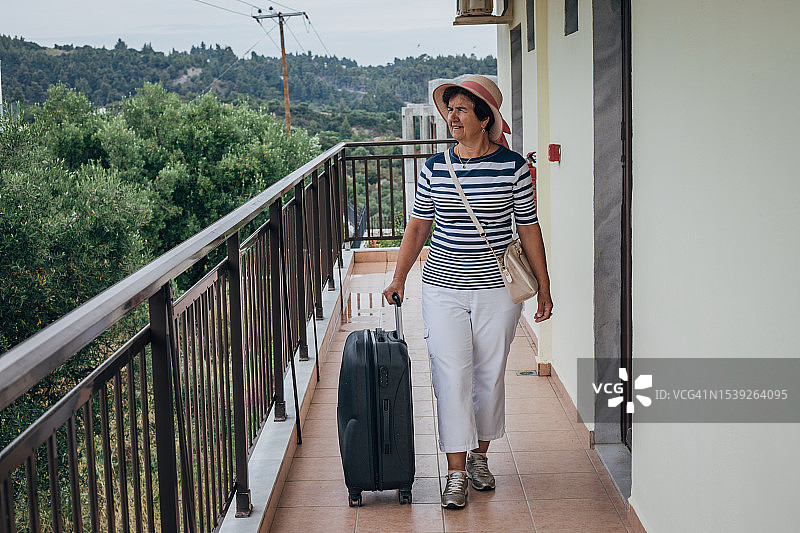 游客抵达酒店，新的目的地图片素材