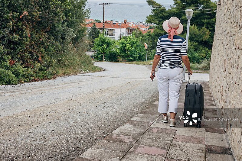 旅游目的地，配备装备的游客图片素材
