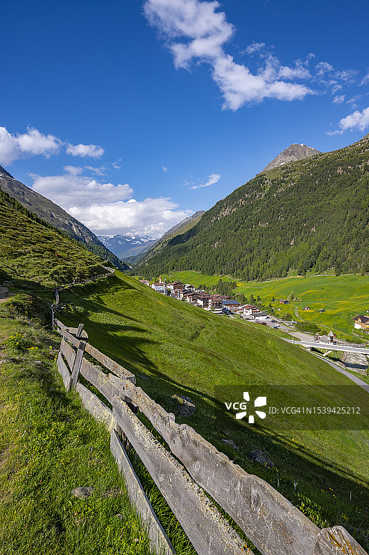 春季奥地利蒂罗尔阿尔卑斯山的文特村庄图片素材