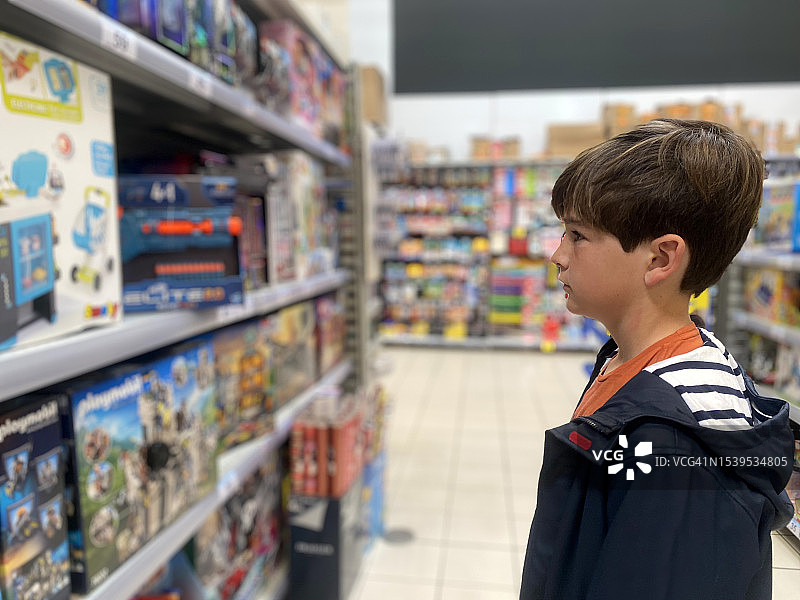 玩具店里的男孩图片素材