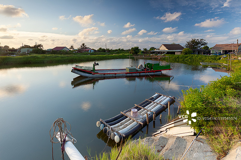养鱼池中的舢板船图片素材
