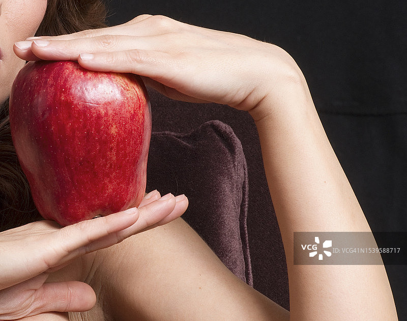 年轻女人的手部特写图片素材