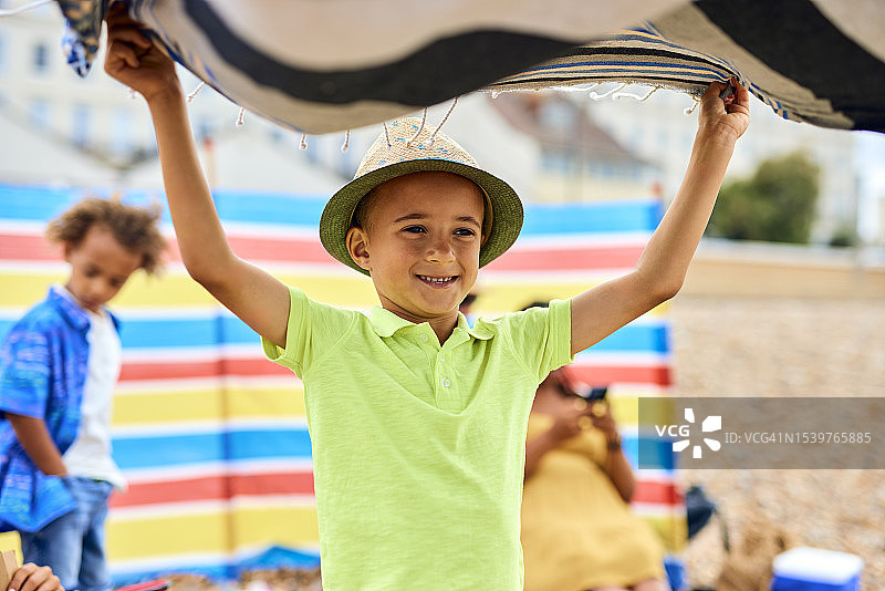 拿着沙滩巾的男孩图片素材