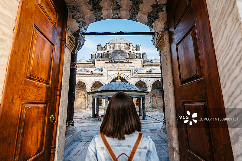 在伊斯坦布尔巴耶济德二世清真寺入口处的年轻女子图片素材
