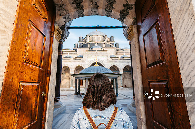 在伊斯坦布尔巴耶济德二世清真寺入口处的年轻女子图片素材