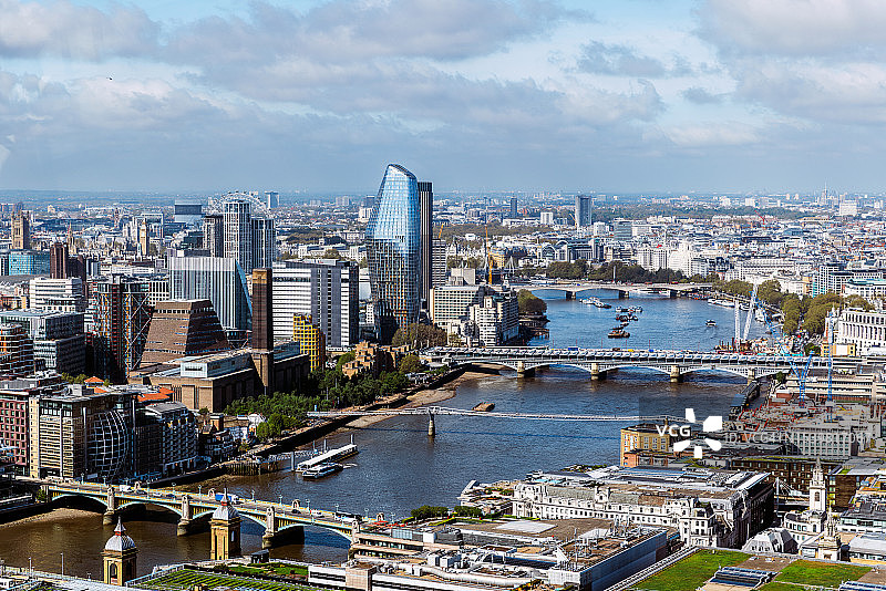英国伦敦城市景观鸟瞰图，泰晤士河和现代化摩天大楼，晴天图片素材
