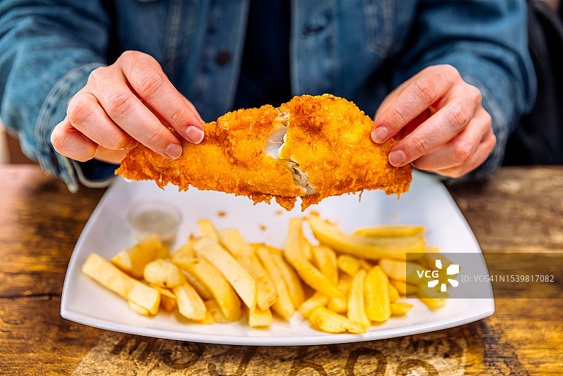 在伦敦吃炸鱼薯条的男人特写图片素材