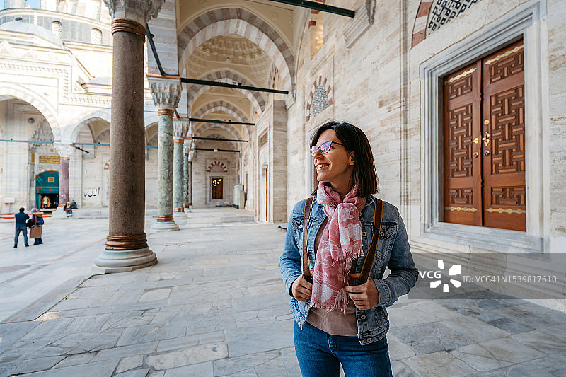 年轻女子参观伊斯坦布尔巴耶济德二世清真寺图片素材