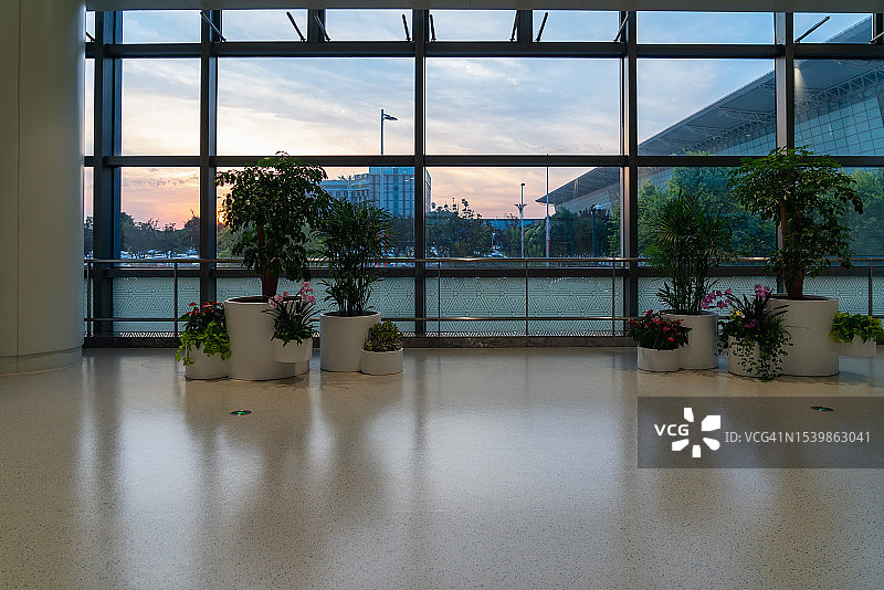 航站楼外日落景色图片素材