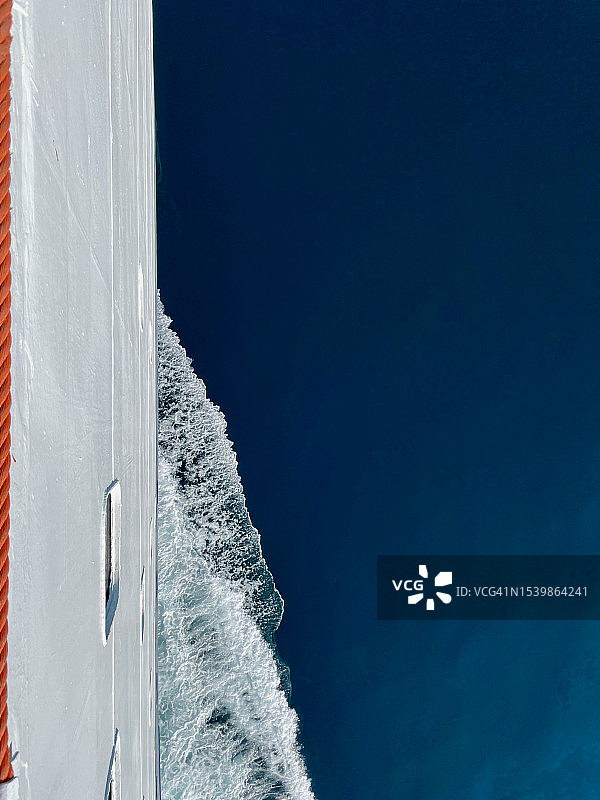 深蓝色海水与白色船只图片素材