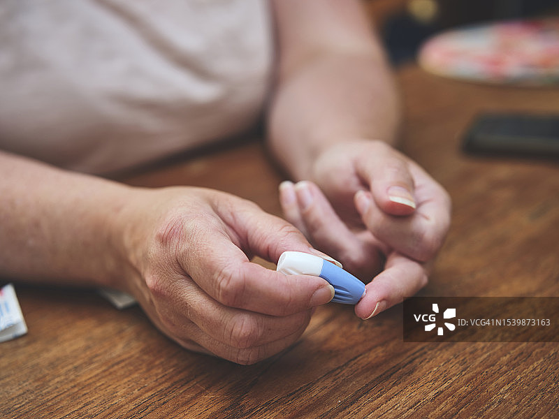 女人在家做指尖采血检测图片素材