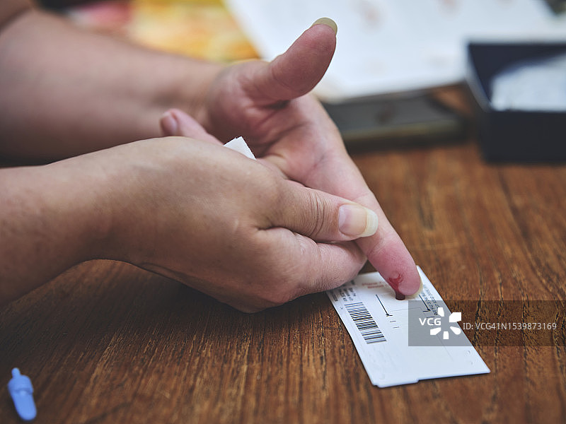 女人在家做指尖采血检测图片素材