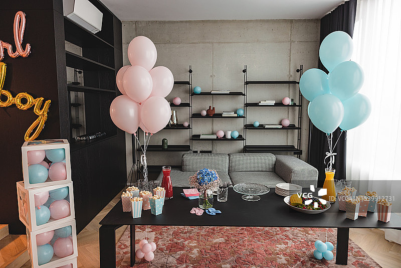 现代粗犷公寓中的性别揭示派对装饰图片素材