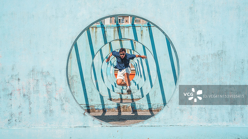 亚洲男人跳出圈外图片素材