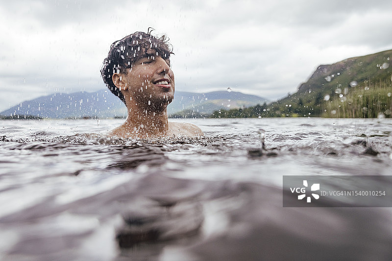 雨中冷水浸泡图片素材