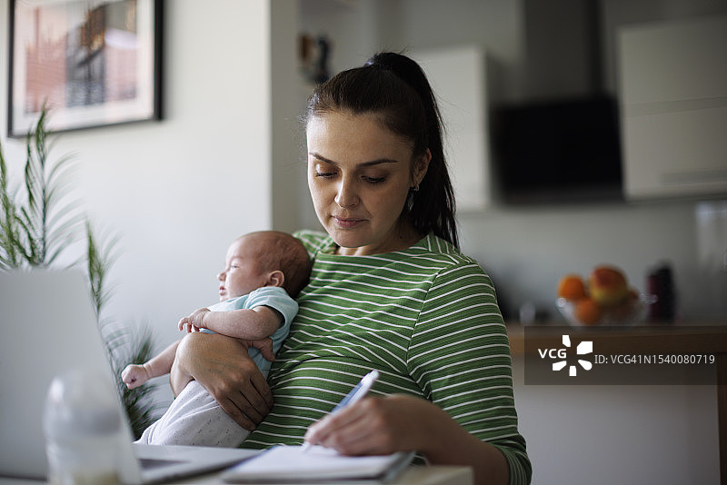 母亲在家工作图片素材