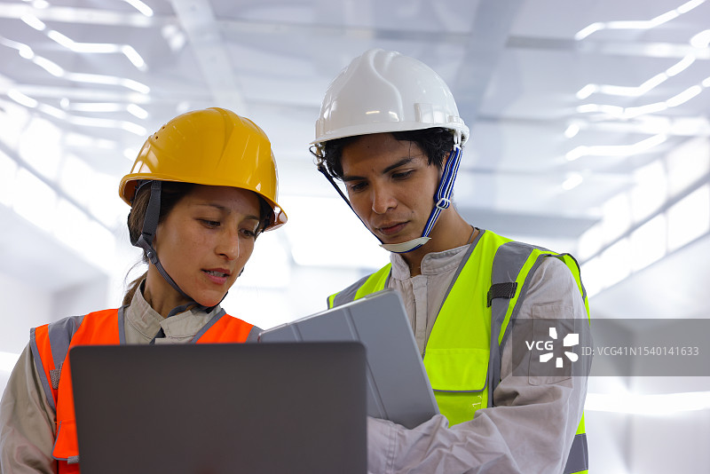 关键基础设施行业的室内工人图片素材