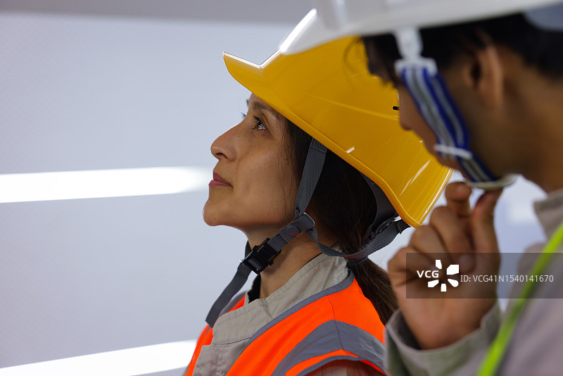 关键基础设施行业的室内工人图片素材